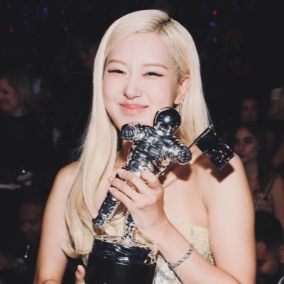 ♡..ɴᴜᴍʙᴇʀ ᴏɴᴇ..♡ || 𝑹𝒐𝒔é 로제 🌈🌹|| 𝒱𝒶𝓂𝓅𝒾𝓇𝑒𝒽𝑜𝓁𝓁𝒾𝑒 ll @numberoneHQ⚡️
