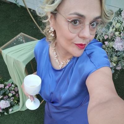 Qui niente politica né drammi mondiali. Questo profilo è la MIA pausa caffè mentale: risate leggere e notizie importanti quanto il colore dei calzini ad agosto