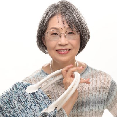 Filierとは“糸職人”のこと。編み物を愛し、その魅力を伝え続けるニットデザイナー。ニットが心と身体を包み、人生を彩ることを信じて、唯一無二の作品作りに心を注ぎます。オリジナルファンシーヤーンで生まれる小物とバッグは、シックと可愛さが響き合う特別な一品。自宅サロンとヴォーグ学園名古屋校でバッグレッスン開催中