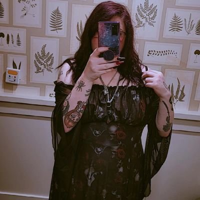 jessicka 🥀 born in the late 1900s 💀 goth cliché 🪦
