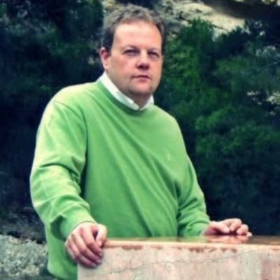 Estudié Técnico Sanitario y Contabilidad General. Solo queda VOX. En Cáritas Parroquial desde 2016.
