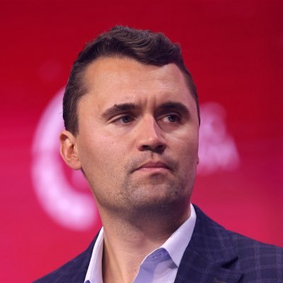 Libertario, en contra del estatismo. el verdadero enemigo de la sociedad son los políticos. La monarquía no cambió, solo se vistió de estado.