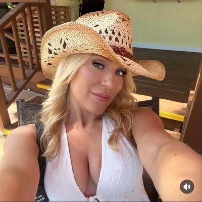 🇺🇸 Influencer, single, foodie 🍕, wine 🍷🌸 I'm Living | sarcasm, positivity | I love the beach 🏖️ Let's Spread Love ❤️ 🌈