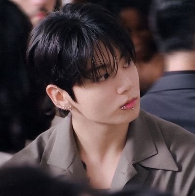 1vi97's profile picture. 𝘽𝙏𝙎 𝙋𝙖𝙫𝙚𝙙 𝙏𝙝𝙚 𝙒𝙖𝙮 ★