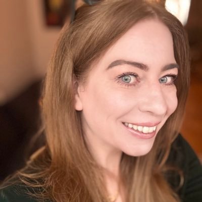 Alphabet sorceress. Pop culture priestess. Book lover. Talking clock auditionee (still time). Will cast spells on copy for cash or custard. Netflix and quill.