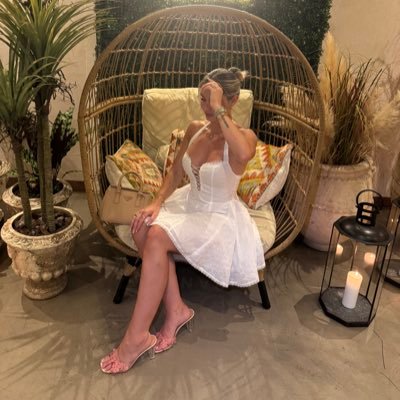 goddess_noira's profile picture. A spoiled brat - I always get what I want 💁🏼‍♀️ Betas only worthy of feet 👣 Findom, Femdom & Foot Princes 👸🏼