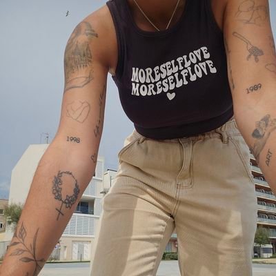 muy intensa, muy desastre y muy escorpio
si me suspenden la cuenta estaré en @freckles_1998
🏳️🌈