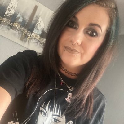 Sam. 35. NI. Bella 🐶. Wrestlin’. Skinny Lattes. Gigs. Friends. Weirdo ❤️
