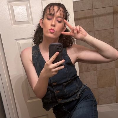 filmmaker/actress/cult cinephile • poly (partnered) puppygirl • ❤️Chris❤️ • 🏳️⚧️protect the dolls🏳️⚧️ // NSFW🔞 @tgirliekara