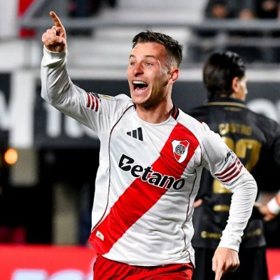 Tuitero. Cs. Económicas. Bisexual. River Plate. Me gusta usar referencias de películas y series