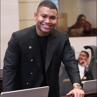 DIOS, familia y patria🇨🇴🇮🇱| 29 años | 🏛 Congresista de la República de Colombia, casado con el capitalismo.