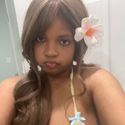 18, chubby, and very shy ❤️ Im a nerdy girl who loves love cosplaying 🕹️ Mostly active on my sites down below 👇🏾