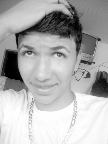 Eu sou um garoto alegre sempre estou Sorindoo adoro musica eletronica gosto de futebol  gosto muito de sair pra balada e isso ae galera beijos do RenatoRusso