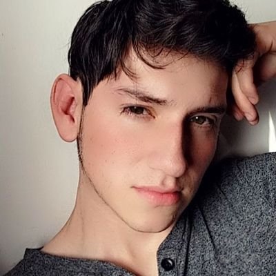 Soy Twink versátil grabo contenido propio casero si te animas podemos crear videos ricos sígueme 🔥