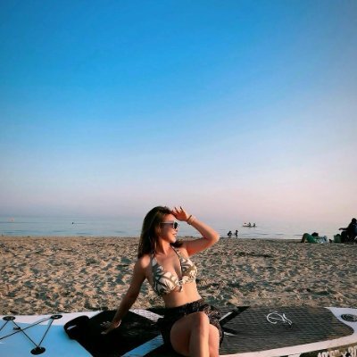 Mona_8868's profile picture. 🌊 波の音が好き。エンジンの振動も、風の力も、海の匂いも。
🍷 ワインは陸で、自由は海で味わう。
🗼 東京｜海を愛するワインコンサルタント｜旅、バイク、美食、美学。
#海女 #WineLife #OceanSoul #TokyoDays