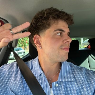 Periodista deportivo, o eso pone en un papel. https://t.co/IobT2jUKdN