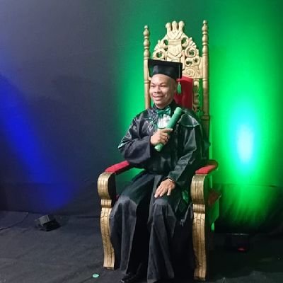 Eu sou muito educado com todo mundo, sou cheiroso, romântico e carinhoso e muito mais outras coisas.
