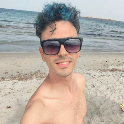 Ignorato dal 1988, sardo trapiantato in un luogo inutile del nord Italia.
Vorrebbe esser quello che chiamate side