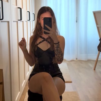 👸🏼Reine Angie✨👸🏼🫰🏻22yo🫦 Apporte moi de l’Or et je ferai de toi mon fidèle esclave 🐶👿 Offrande obligatoire soumis 👿 18€ 🧎🏾➡️