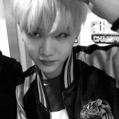 look at the mirror and i see no pain 𖥸 writing ym because i dont wanna kms 𖥸