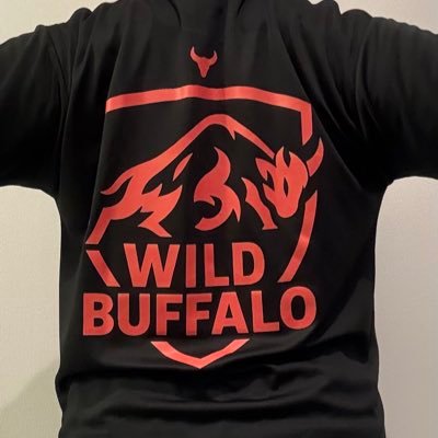 一度は怪我で止まった筋トレ。 それでも限界を超えるためにトレ再開。 やっぱり、あの限界突破の瞬間が忘れられない笑 その姿に重ねたのは、野生のバッファロー。 モチベのために作ったウェアで再奮起中。 目指すはベンチ100kg。 限界を超える瞬間を分かち合える方、仲良くして下さい。