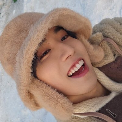 19. mis únicos logros en la vida fueron haber visto a taylor y a skz en persona y que felix, jeongin, changbin y minho me bauticen con agua