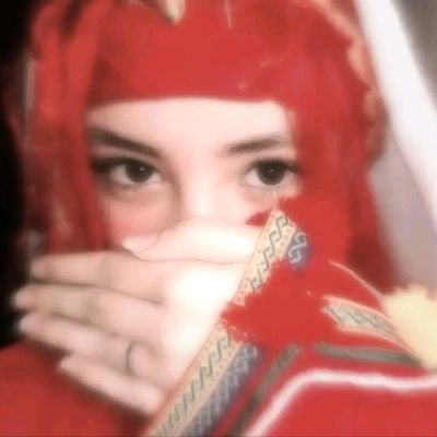 وَتَبَسَّمَتْ ذَاتُ النِّقَابِ كَأَنَّهَا قَمَرٌ مُضِئٌ فِي لَيْلَةٍ مُضْلِمَةٍ 🌑🥷🏻🖤