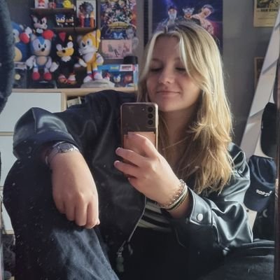 4lyo_'s profile picture. Eva  📬                                                                                              
17y || j'ai les skills pour tweet de la merde