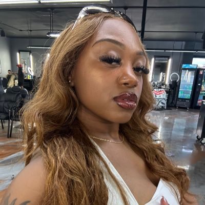 COLLEGE grad @iowastateu alumna ‘23 🎓 || ima girl BOSS ✨| licensed MT 🪪 | writer | creative | CEO/FOUNDER of @simplysamone__🌱✨ & healinghands.massages ☁️🩵 |