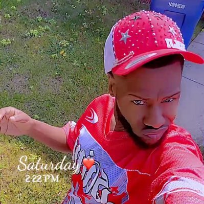 Just a guy in love with @NICKIMINAJ! I'm blunt because god rolled me this way!!! 👑Stupid tweets get you blocked!! #NickiTriviaWinner😎