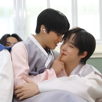 heliosthsun's profile picture. multi-atz.exo.