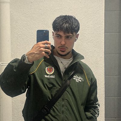🇫🇷 | 22 | @RLEsports player 2300 peak 2s | Art director & graphiste for @TF1 and @f9hetic | @ecole_mjm