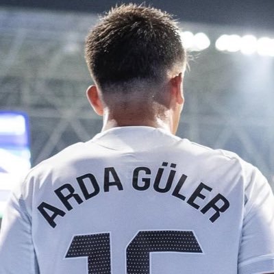 la camiseta del Real Madrid es blanca, se puede manchar de barro, sudor y hasta sangre, pero jamás de vergüenza • he/him
