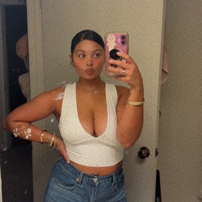 JazSav98's profile picture. 