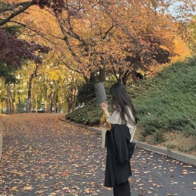 17. Bookworm 📚 | Coffee addict ☕️ | Nature lover 🍃