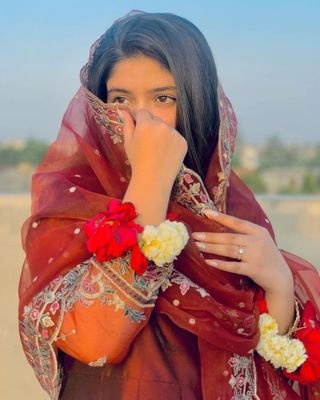 Even in silence, the heart whispers a thousand dreams🌹🤍