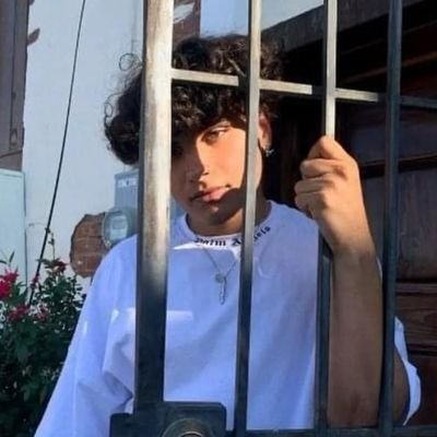 adrientooturnup's profile picture. just try a feel myself