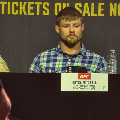 Hayran: “Khamzat, kellen için geliyor!” Du Plessis: “Dudağım için gelsin.”
MMA Fighter
