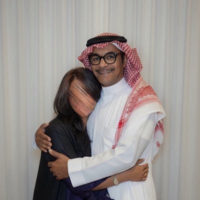 نصراوية ، برشلونية ، ارسنالية أنا عنودٍ كل يوم أقرأ عليها صفحتين كتاب وهي سطرٍ من سطور الكتاب وثامن إعجوبه 🤍🤍.