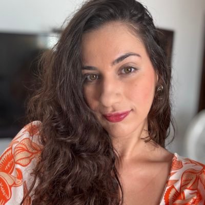 Baiana. Mestra em Serviço Social-UFBA. Professora (IPSS/UFBA)