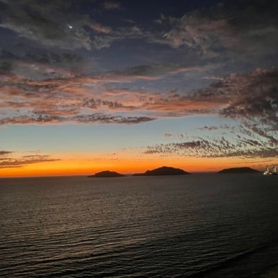 Single 28 años, del puerto de Mazatlán, respetuoso e higiénico, consciente de mi papel de tercero, en busca de conocer y experimentar con gente del ambiente.