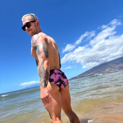 (18+ NSFW) Yoga/fitness instructor - Animal dad - Hubby - often naked on the internet 🤓🍆