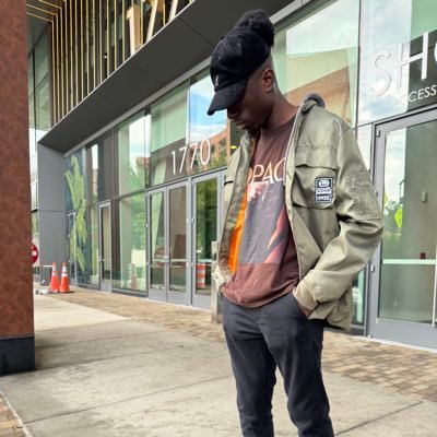 Ye_Biz's profile picture. Looking left because things ain’t always going right. 🇬🇭#GMU2022 #ForTheDistrict #RaiseHail #BlackLivesMatter