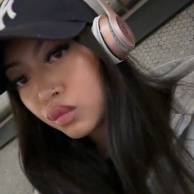 Ohmyfukinjuliaa's profile picture. Don’t ever mention my tweets to me irl thnks