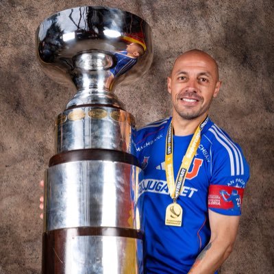 Bullanguero, Hincha termo (si me sigue es bajo su responsabilidad), Puentealtino de corazón, medio rogelio. Anti 4-3-3.
