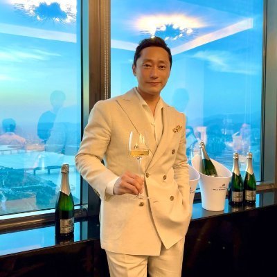 저는 이호란으로, 한국에서 와인 문화를 전파하는 데 헌신하고 있습니다.
와인은 단순한 음료가 아니라, 땅과 시간, 그리고 예술이 응축된 삶의 미학입니다.
전문적인 셀렉션과 독창적인 테이스팅을 통해, 세계 포도원의 이야기와 세월이 빚어낸 향기, 우아하고 고귀한 라이프스타일을 이해하는 사람
