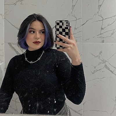 emo nova, frenética, 22 aninhos, diagnosticado bordeline, mais rock e menos depressão