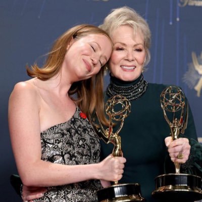 nightsh6de's profile picture. animanga, kpop, hacks (hbo max), queer vibes & more | retweet heavy + not spoiler-free for anything tbh