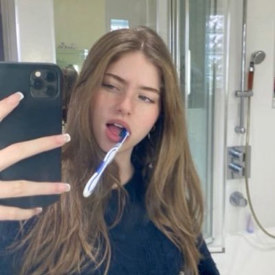 linarepilica's profile picture. ⠀⠀*pos sexo* abro o celular e digito my ⭐️⭐️ review