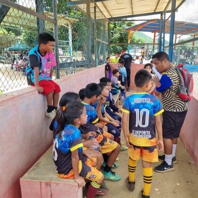 PESCADOR, HATILLERO MIS HIJOS SON MI TODO, DEJO DE HACER EL AMOR POR VER LA VINOTINTO JUGAR, AMANTE DEL SKA...... GUERREROS DE LA POZA FC